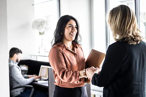 HR Business Partners & Talent Managers: (Salary: Rs 8 LPA – Rs 22 LPA+): HR roles are no longer administrative. Today, HR leaders shape company culture, hire top talent, and improve employee experience—making them key strategic decision-makers.