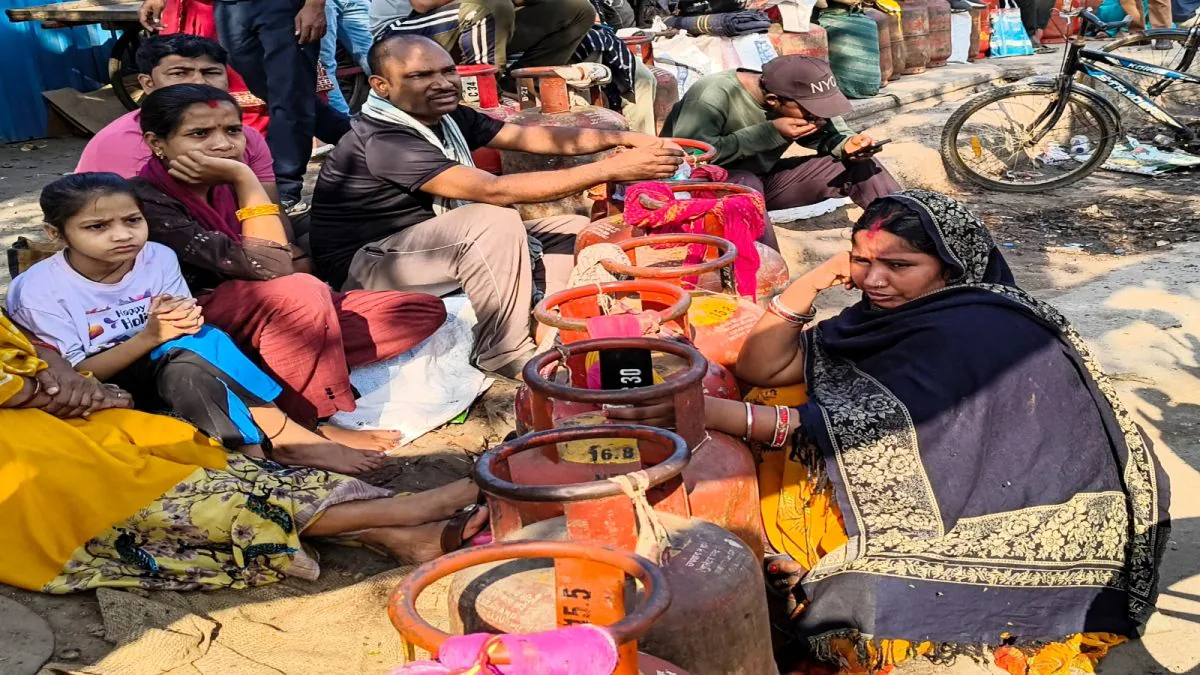 ‘No Gas, No Work’: How LPG Crisis Is Forcing Migrant Workers To Leave Cities, Head Back Home | India News