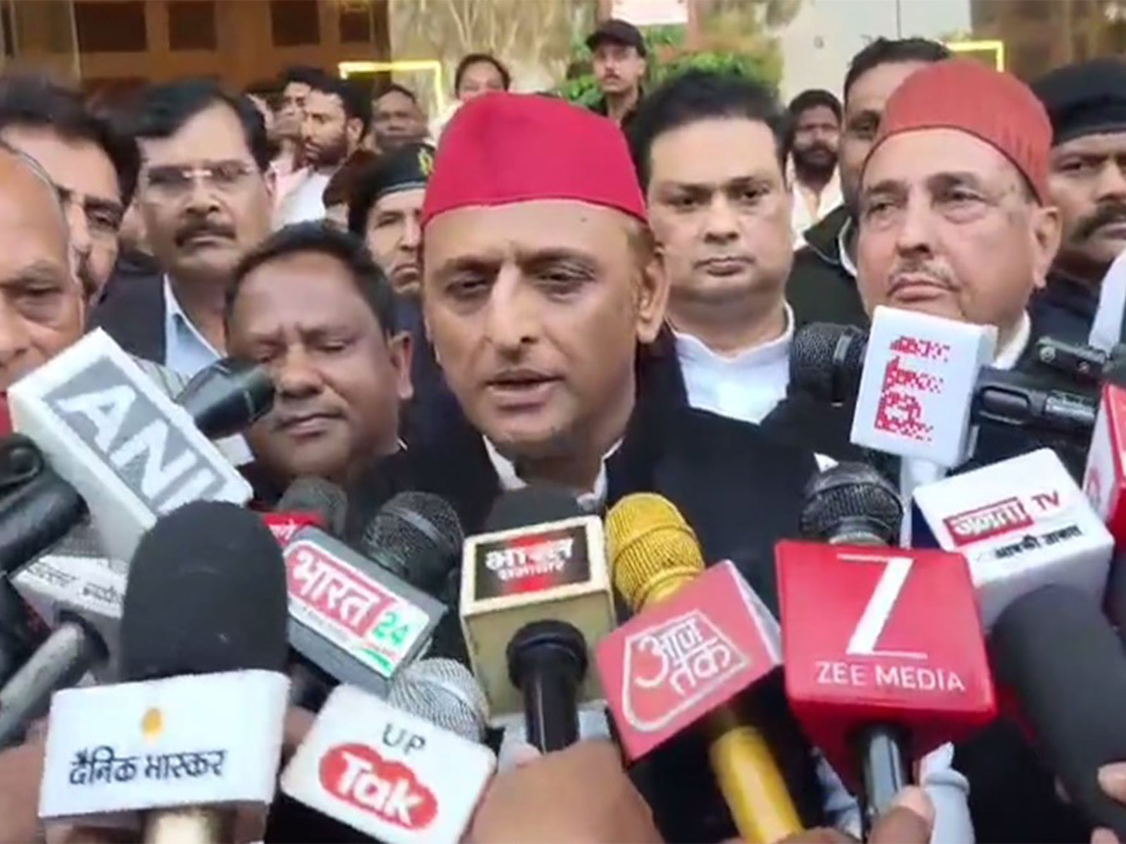 Akhilesh Yadav accuses Centre, UP govt of "running the country on emotions"; flags inflation, jobs and voter list issues