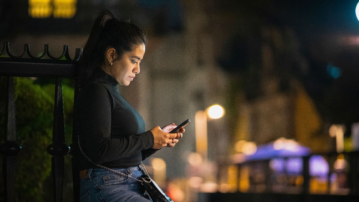 Gen Z employee refuses 9 pm meeting, sparks debate on workplace boundaries and burnout