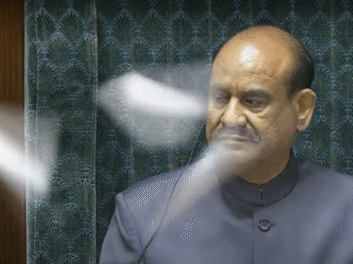 The picture is from December 17, when the opposition strongly protested against the bill during Agriculture Minister Shivraj Singh's speech in the Lok Sabha. Opposition MPs reached the well and tore up copies of the bill.