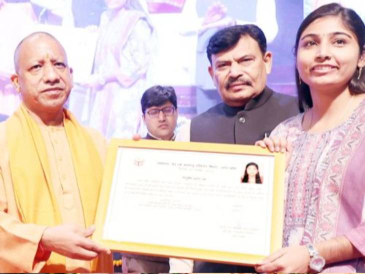 CM Yogi presenting appointment letter to a woman for the position of Forest Officer in UP (File photo)