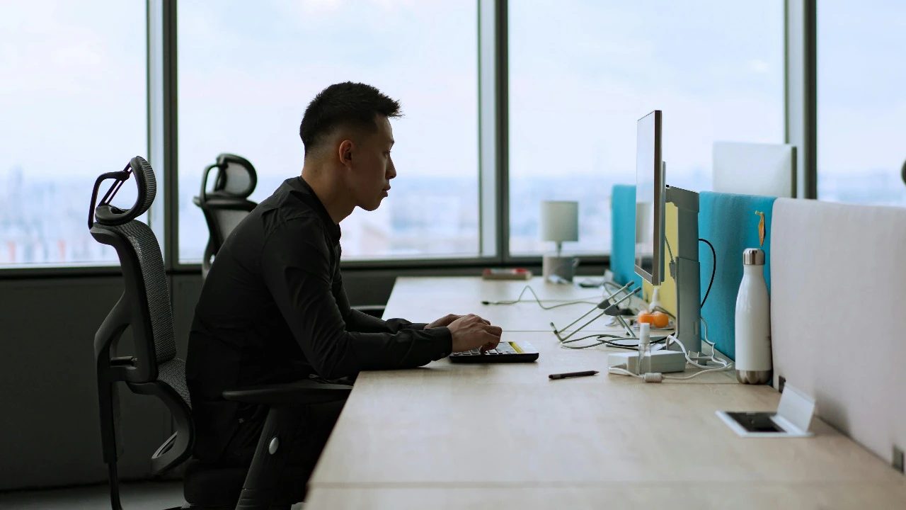 Company bans WFH, Gen Z worker does not reply after work-hours, shocks manager