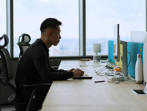 Company bans WFH, Gen Z worker does not reply after work-hours, shocks manager