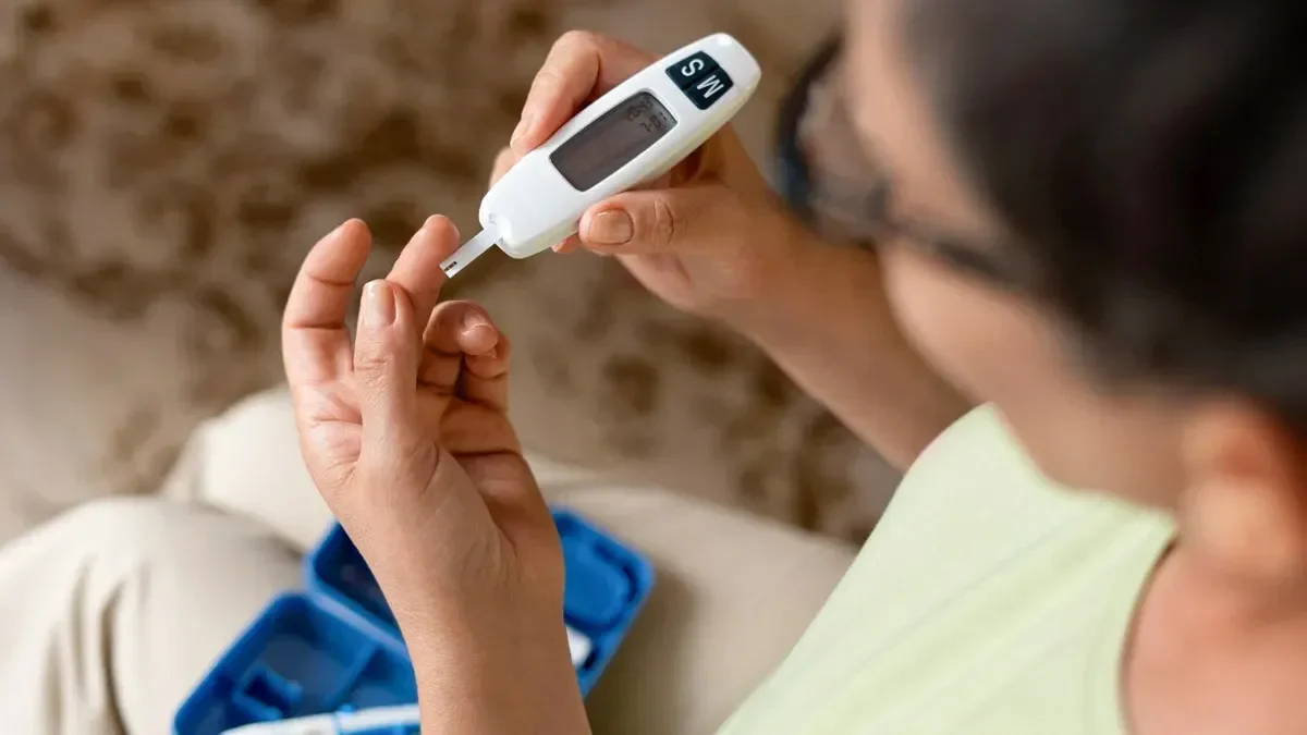 Diabetic Women at Desk Jobs: How to Stay Active, Eat Right and Manage Stress Effectively