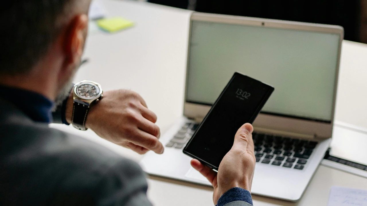 IIT grad says MNC job has no work, spends days watching reels