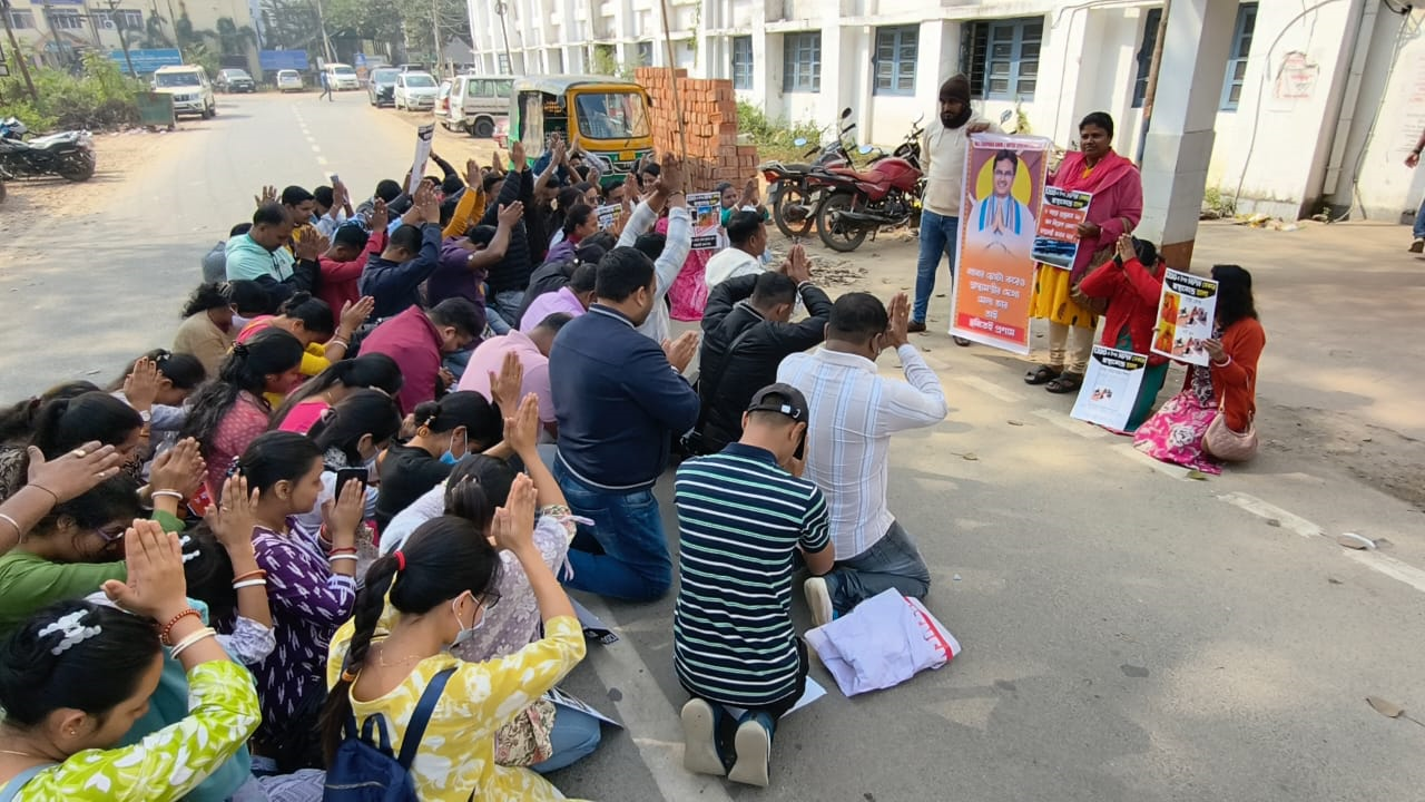 Job seekers kneel before CM’s photo, demands recruitment; locks DHS gates