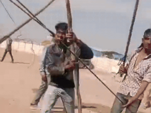 Villagers protest for jobs outside Jaisalmer solar company: Protesters chased & beaten; goons uproot tent, tear posters at site - Rajasthan News